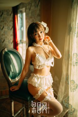 女生把腿卡住舍友使劲拉床架
